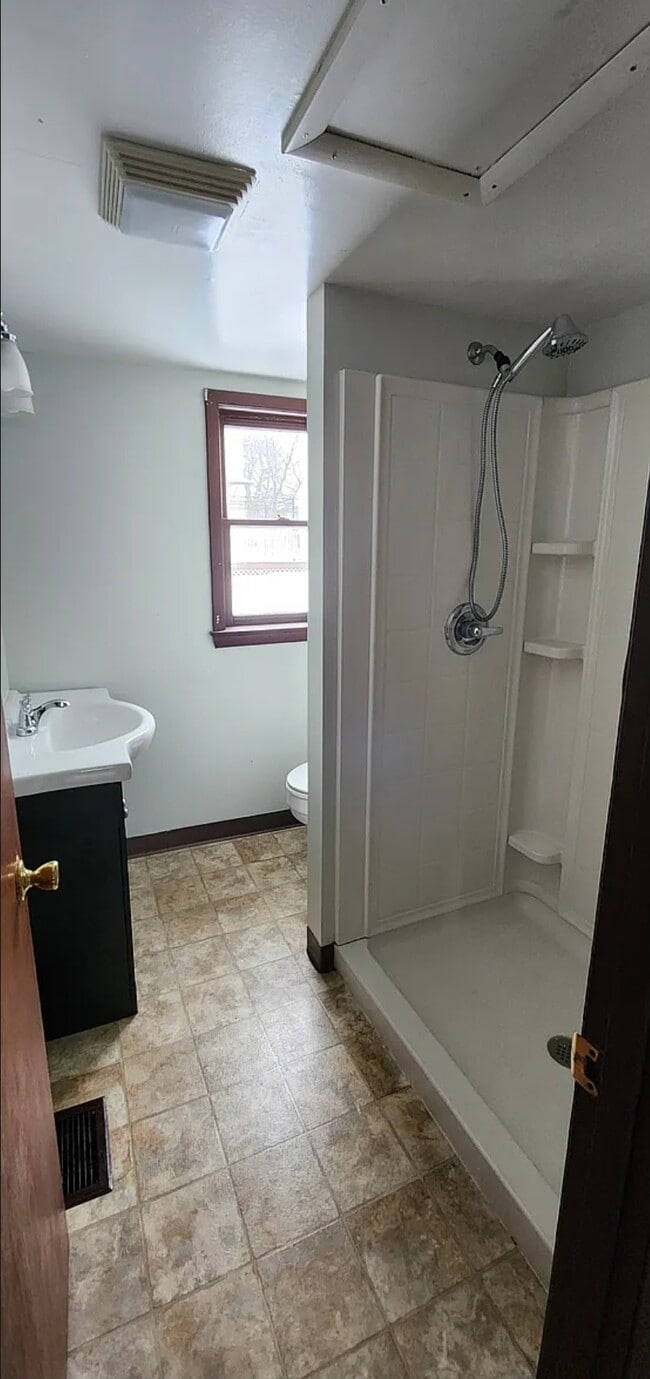 249 E 8th St, Unit Lower in Oswego, NY - Building Photo - Building Photo