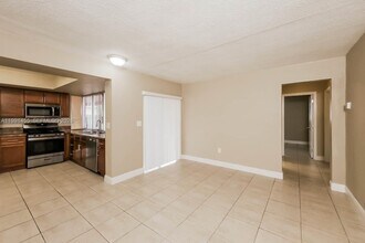 8469 Windsor Dr in Miramar, FL - Building Photo - Building Photo