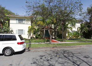 Phoenetia Isles Apartments in Coral Gables, FL - Building Photo - Building Photo