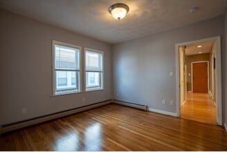 77 Heath St, Unit #2 in Somerville, MA - Foto de edificio - Building Photo