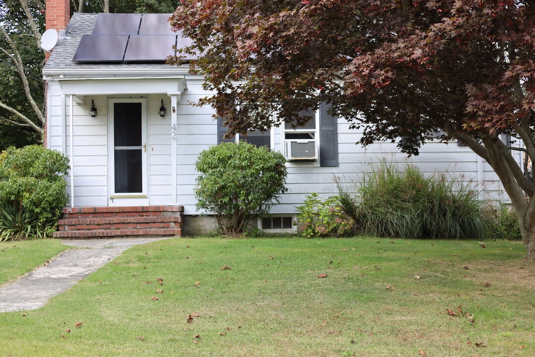 42 Haskins Ave in Tiverton, RI - Foto de edificio