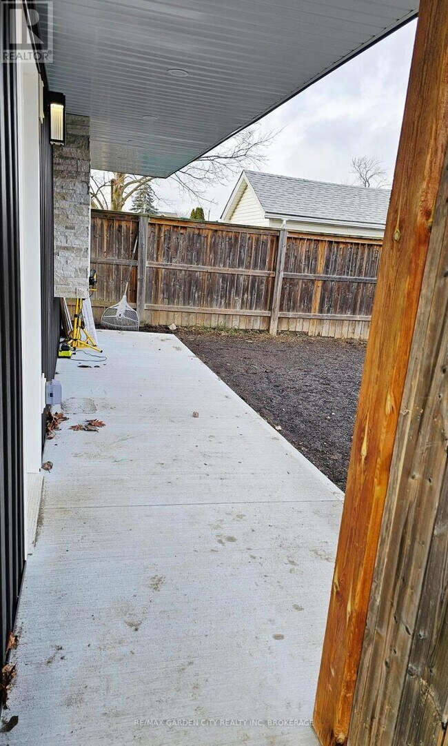 5 Cunningham St in Thorold, ON - Building Photo - Building Photo