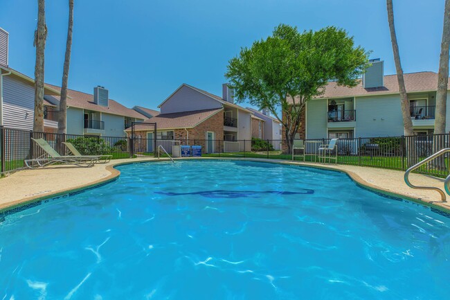 Water's Edge Apartments in Corpus Christi, TX - Foto de edificio - Building Photo