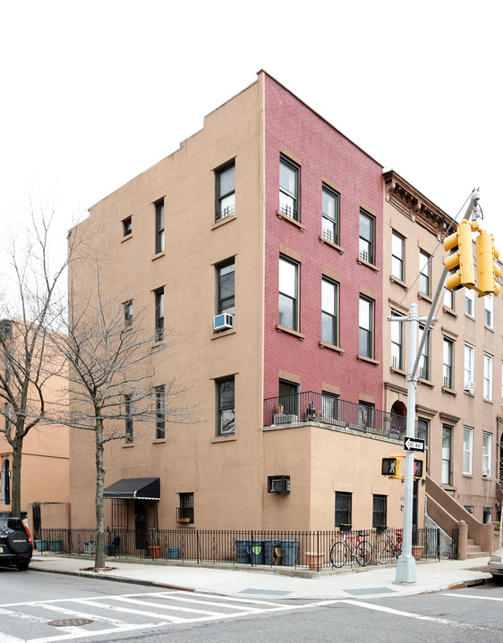 608 Henry St in Brooklyn, NY - Building Photo