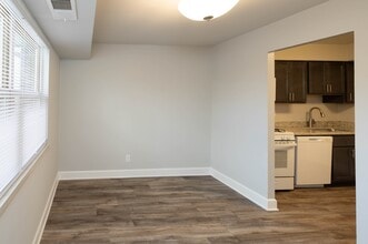 McDonogh Village Apartments & Townhomes in Randallstown, MD - Foto de edificio - Building Photo