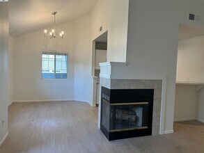 7595 Canyon Meadows Cir, Unit B in Pleasanton, CA - Building Photo - Building Photo