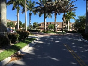 3338 Lakeside Dr in Davie, FL - Building Photo - Building Photo