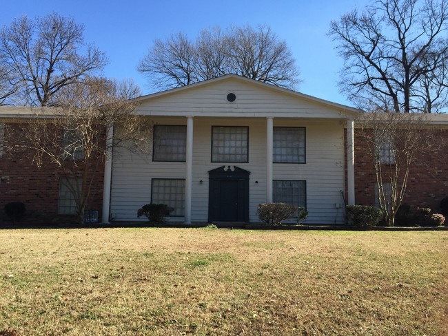 Colonial Village Apartments in Memphis, TN - Building Photo - Building Photo