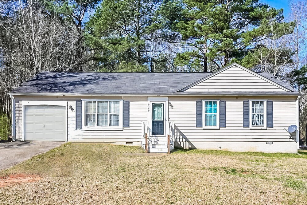 6269 Valdez Dr in Rex, GA - Foto de edificio