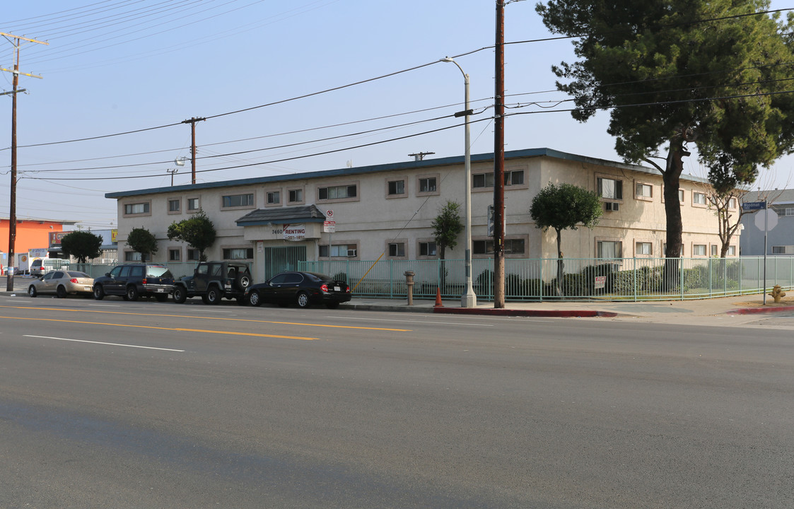 7460 Woodman Ave in Van Nuys, CA - Foto de edificio