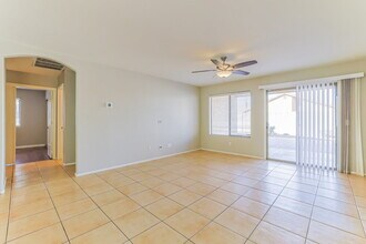 1110 E Vernoa St in San Tan Valley, AZ - Foto de edificio - Building Photo