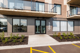 580 Saint-Jean Boul in Pointe-claire, QC - Building Photo - Building Photo