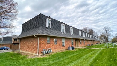 87th Street Apartments in Overland Park, KS - Foto de edificio - Building Photo