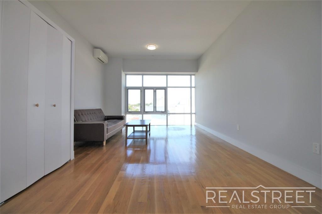 LUXURY LOFT in Queens! in Queens, NY - Building Photo