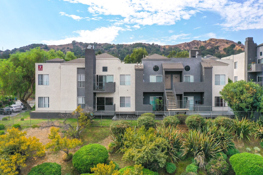 Canyon Crest in Santa Clarita, CA - Building Photo