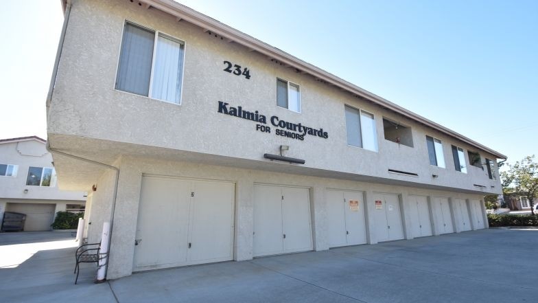 Kalmia Courtyards in Fallbrook, CA - Building Photo