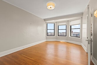 2900 E Jefferson Ave, Unit D700 in Detroit, MI - Foto de edificio - Building Photo