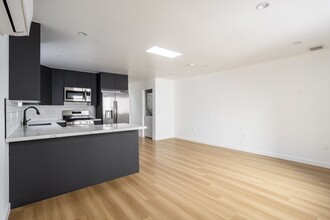 La Jolla Avenue Apartments in Los Angeles, CA - Building Photo - Interior Photo