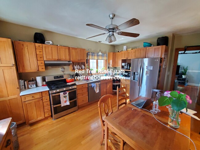121 Lowell St, Unit 2 in Somerville, MA - Foto de edificio - Building Photo