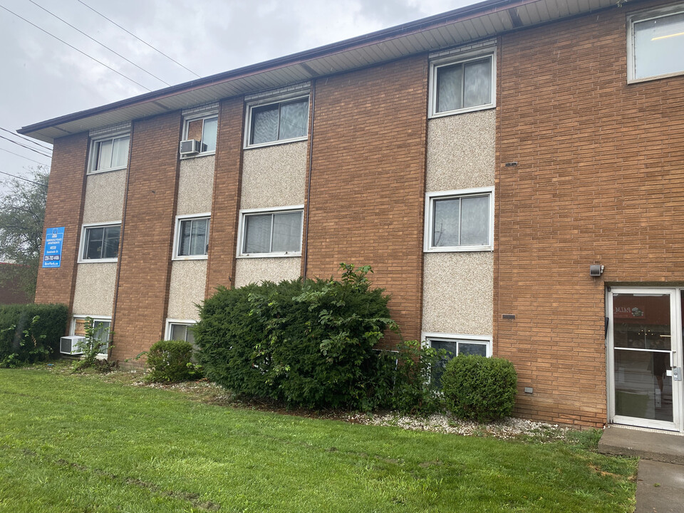 Seminole Place Apartments in Windsor, ON - Building Photo