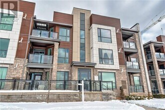 2375 Bronte Rd in Oakville, ON - Building Photo - Building Photo