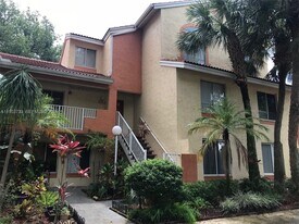 908 Coral Club Dr in Coral Springs, FL - Building Photo