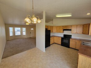2703 Marina St in Evans, CO - Foto de edificio - Building Photo