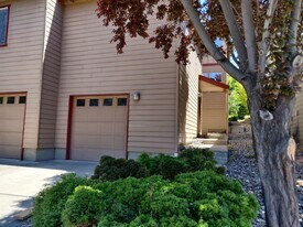 331 NW Flagline Dr in Bend, OR - Building Photo