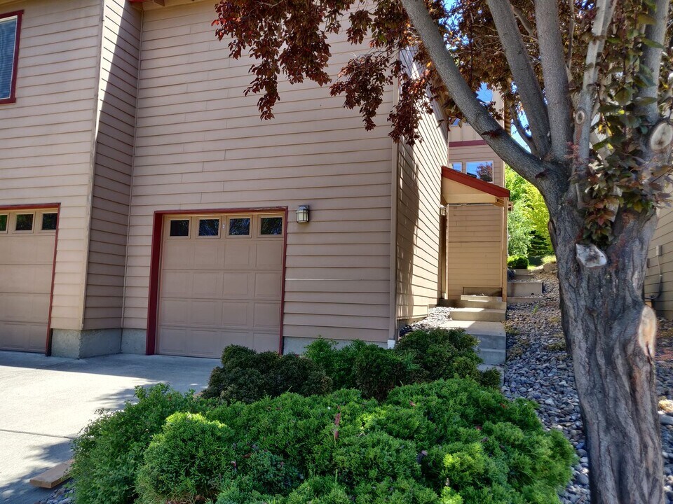 331 NW Flagline Dr in Bend, OR - Building Photo