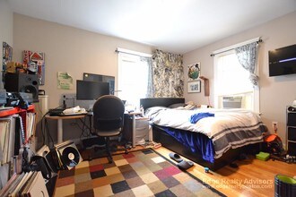 15 Greycliff Rd, Unit 2 in Boston, MA - Foto de edificio - Building Photo