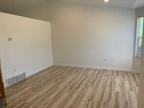 1439 N 2375 W in Layton, UT - Foto de edificio - Building Photo