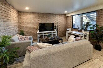 University Arms Apartments in Tucson, AZ - Building Photo - Building Photo