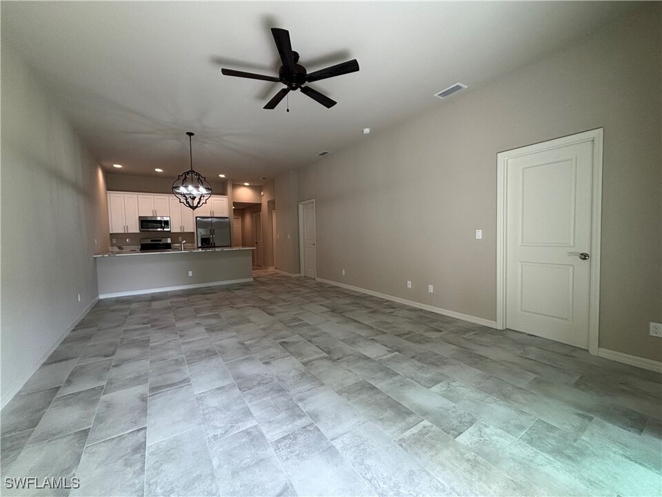 1915 SW Santa Barbara Pl in Cape Coral, FL - Building Photo