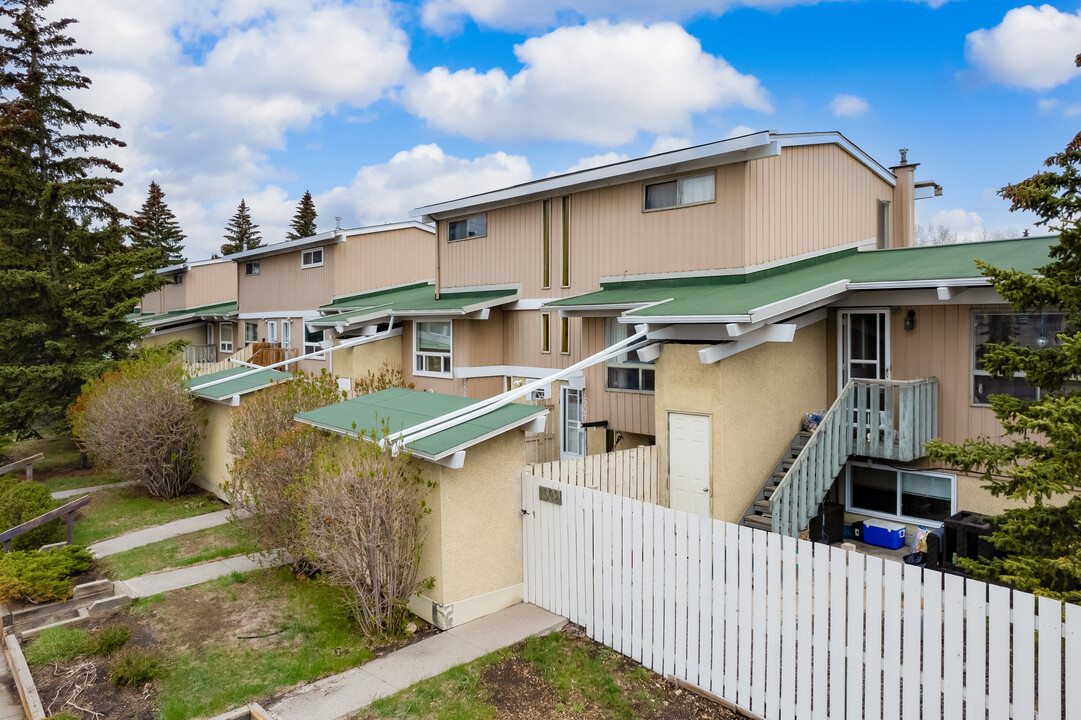 Willow Park Green in Calgary, AB - Building Photo