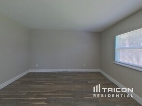 10 Suncrest Dr in Safety Harbor, FL - Foto de edificio - Building Photo