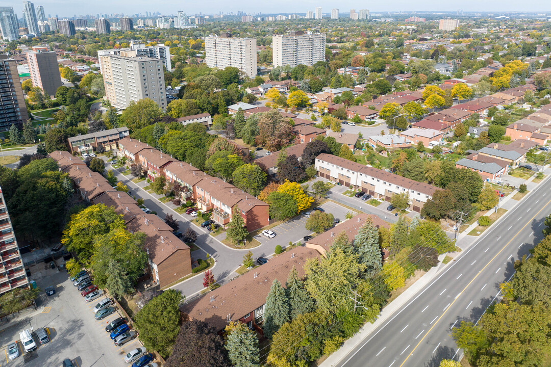 30 Chichester Pl in Toronto, ON - Building Photo