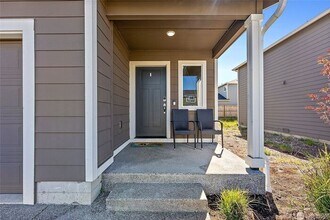 9206 Conine St SE in Yelm, WA - Foto de edificio - Building Photo