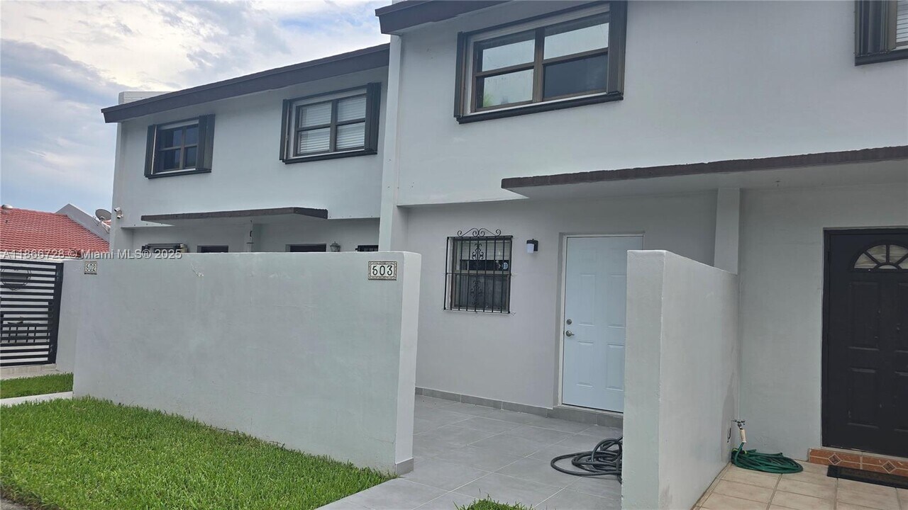8060 SW 152nd Ave in Miami, FL - Building Photo