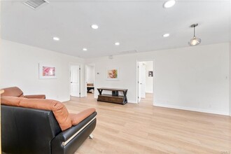 5123 Noble Ave in Los Angeles, CA - Building Photo - Building Photo