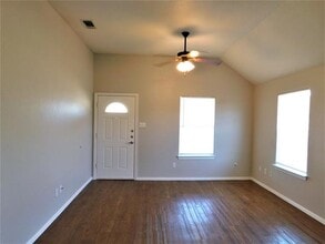 124 Private Road 3230 in Bridgeport, TX - Foto de edificio - Building Photo