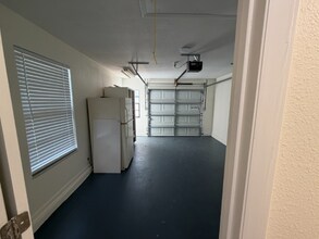 1042 Willowood Ln in Dunedin, FL - Foto de edificio - Building Photo