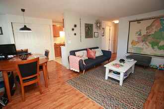 4925 SE 71st Ave, Unit 4925 in Portland, OR - Building Photo - Building Photo