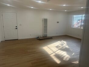 1141 N Berendo St, Unit 1.5 in Los Angeles, CA - Building Photo - Building Photo