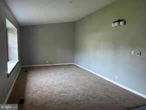 8 Buckingham Dr in Mount Holly, NJ - Building Photo - Building Photo