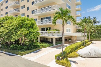Lake Towers in Palm Beach, FL - Foto de edificio - Building Photo