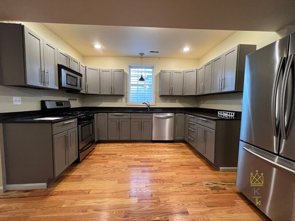16 Melbourne St-Unit -1 in Boston, MA - Building Photo