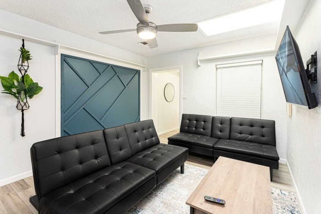 1213 N Pine Hills Rd in Orlando, FL - Building Photo