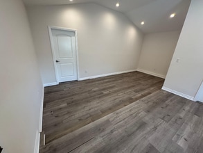 22850 Erwin St in Los Angeles, CA - Building Photo - Building Photo