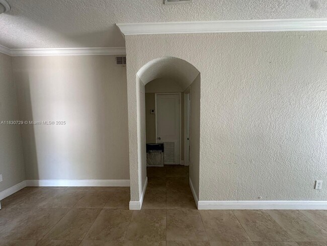 3235 S Le Jeune Rd in Miami, FL - Building Photo - Building Photo