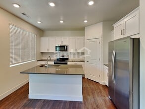 785 S Oak St in Lakewood, CO - Foto de edificio - Building Photo